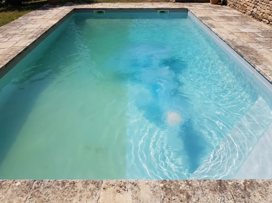 Rattrapage d'eau verte et traitement choc de piscine